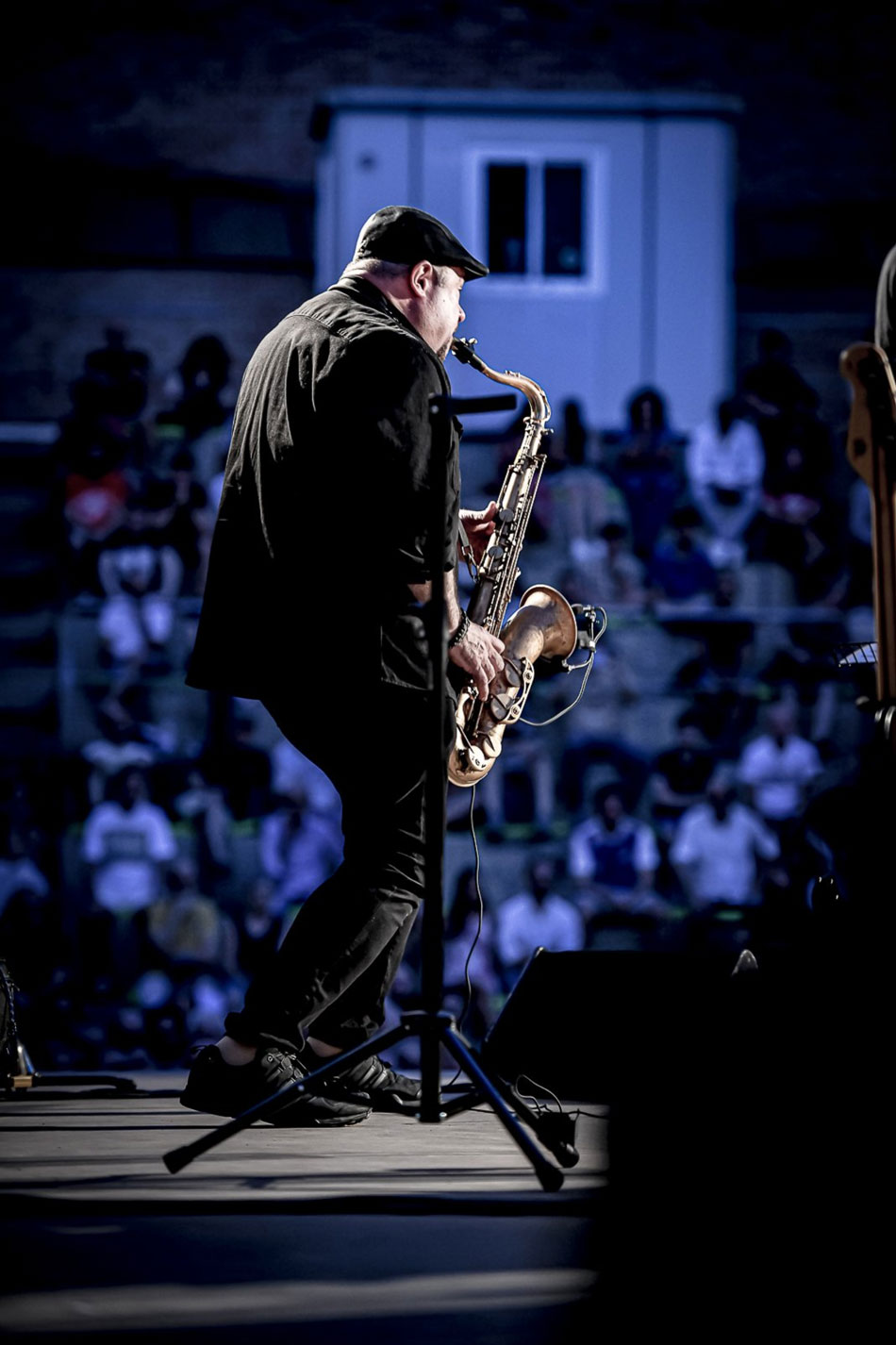 Musicista sul palco di Alba Jazz festival nell'edizione estiva