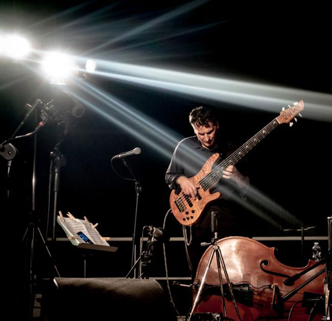 John Patitucci, durante le prove prima dello spettacolo del 21 luglio 2021 dell'edizione estiva di Alba Jazz Festival